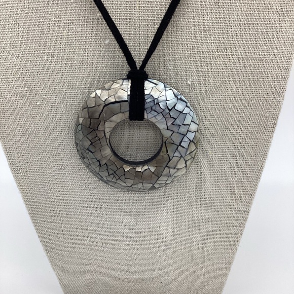 779. Lady Remington Abalone Green Circle Pendant Necklace EUC - Picture 2 of 4